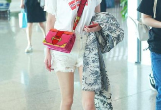 杨幂带父母赴港为女儿庆生，这次是个大团圆