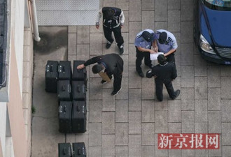 实拍北京运送高考卷画面：警戒线内考卷被取出