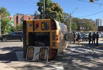 校巴与福特SUV相撞翻车 至少5名学童受伤