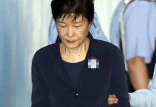 朴槿惠再次出庭受审:垂头丧气 步履缓慢