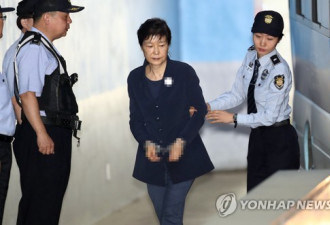 朴槿惠再次出庭受审:垂头丧气 步履缓慢
