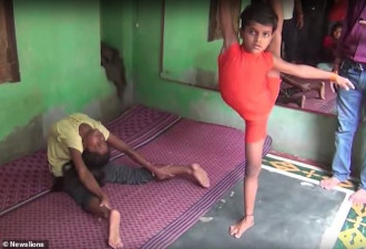 惊掉下巴！印度10橡胶男孩展示极限瑜伽