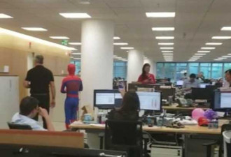 胆儿肥！银行职员辞职 最后一天穿成蜘蛛侠上班
