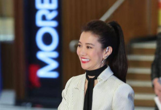 40岁林嘉欣同框47岁袁咏仪 衣品对女人很重要