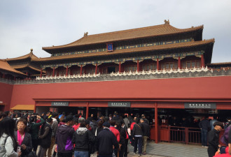 全国景区挤到"质壁分离"网友:在故宫差点被挤瘦