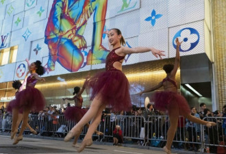 中国香港花车巡游庆祝新年 大尺度表演引关注