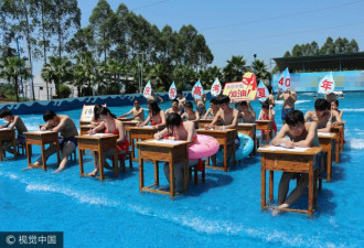 重庆: 35度高温下 高中生泳池内模拟高考