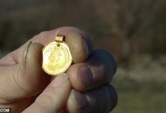 女子农田发现1500年前的黄金吊坠以为是巧克力