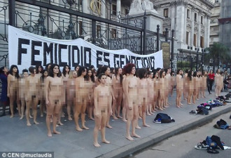 阿根廷女权团体总统府前裸体抗议 路人围观