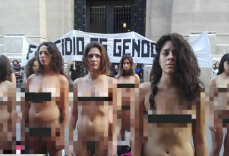 阿根廷女权团体总统府前裸体抗议 路人围观