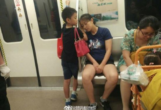 男孩地铁上用手为妈妈垫着睡觉 获数万人点赞