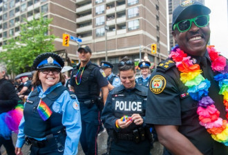 破天荒头一次 多伦多警察局前飘起彩虹旗