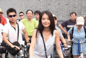 高圆圆北京街头骑单车被围观 一双美腿抢镜