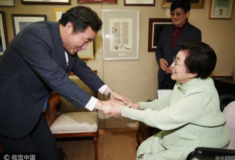 韩国新总理向前总统金大中遗孀磕头谢恩