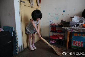 5个月婴儿遭父亲抛弃 6岁姐姐怒打爸爸照片