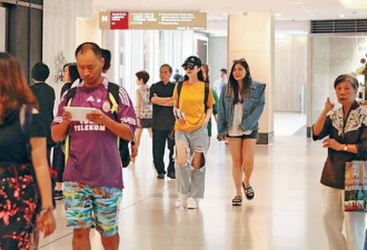 范冰冰现身香港逛街 穿超大窟窿牛仔裤扮潮