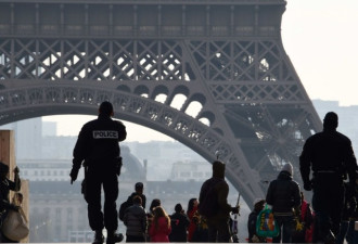 巴黎突发枪击事件 警方要求远离巴黎圣母院