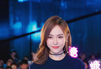 唐嫣穿短裙出席活动 大长腿吸睛 秀曲线身材