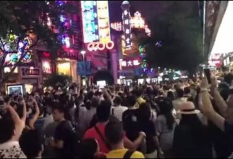上海近万名商住房业主闹市区游行抗议被镇压