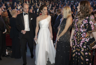 凯特王妃少有露肩造型亮相 走电影颁奖红毯吸睛