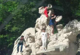 国家旅游局将4名游客列入黑名单:爬红军雕塑