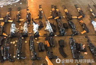 警方在飞机行李中缴获60把步枪 价值近三千万