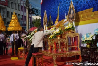 泰国19999人齐跳祭祀舞 悼念九世国王