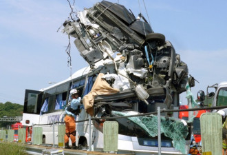 祸从天降！行驶中突遇“天降飞车” 车顶被削