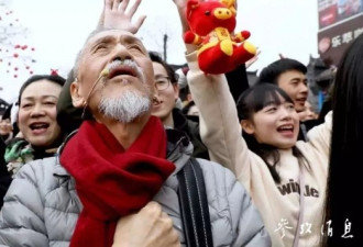 台湾老人在大陆唱这首歌上新闻联播，网友泪奔