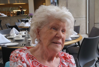 加拿大史上最老毕业生 89岁奶奶拿约克大学文凭