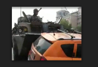 解放军战车与私家车相撞引围观