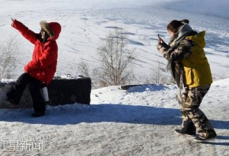 一首歌让中国人蜂拥而至 拖行李箱冰面行走