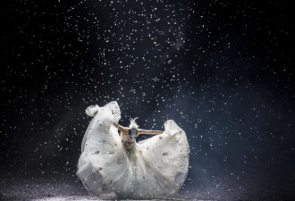 中国舞蹈家杨丽萍复出《孔雀之冬》 身材很完美