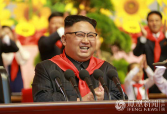 朝鲜少年团第八次大会现场 金正恩佩戴红领巾