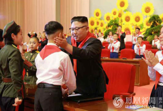朝鲜少年团第八次大会现场 金正恩佩戴红领巾