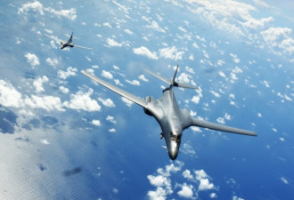 美两架B-1B战略轰炸机飞越南海 中国国防部回应
