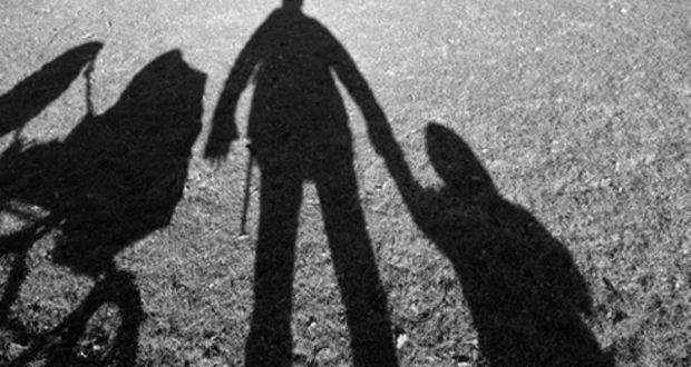 “parents two children shadow”的图片搜索结果