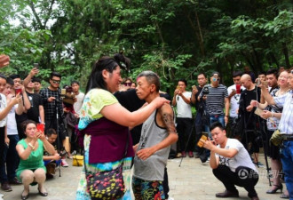 郑州尬舞辗转多地遭投诉 尬舞者：能带动经济