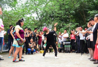 郑州尬舞辗转多地遭投诉 尬舞者：能带动经济
