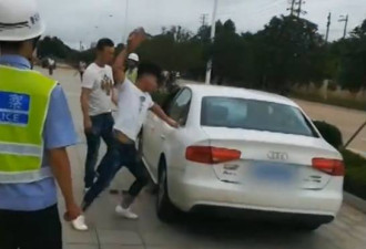 江西:套牌车要被扣押时，他怒砸自家豪车
