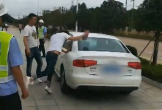 江西:套牌车要被扣押时，他怒砸自家豪车