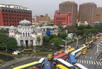 台湾90辆游览车开往蔡英文办公大楼抗议