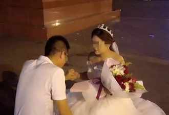 女子街头穿婚纱向男子求婚 结果剧情大反转