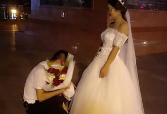 女子街头穿婚纱向男子求婚 结果剧情大反转