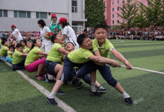 朝鲜庆祝少年团成立71周年 小学生用仿制枪