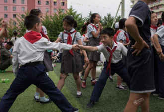 朝鲜庆祝少年团成立71周年 小学生用仿制枪
