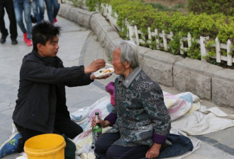 与时俱进 “地铁丐帮”组千人群共享信息