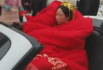 画风清奇：雪天新娘坐敞篷车裹大红棉被出嫁...