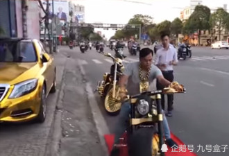 越南土豪花样炫富 天天戴26斤金饰 摩托车镀金