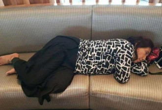 在美国机场的“睡美人”竟是位女部长照片疯传